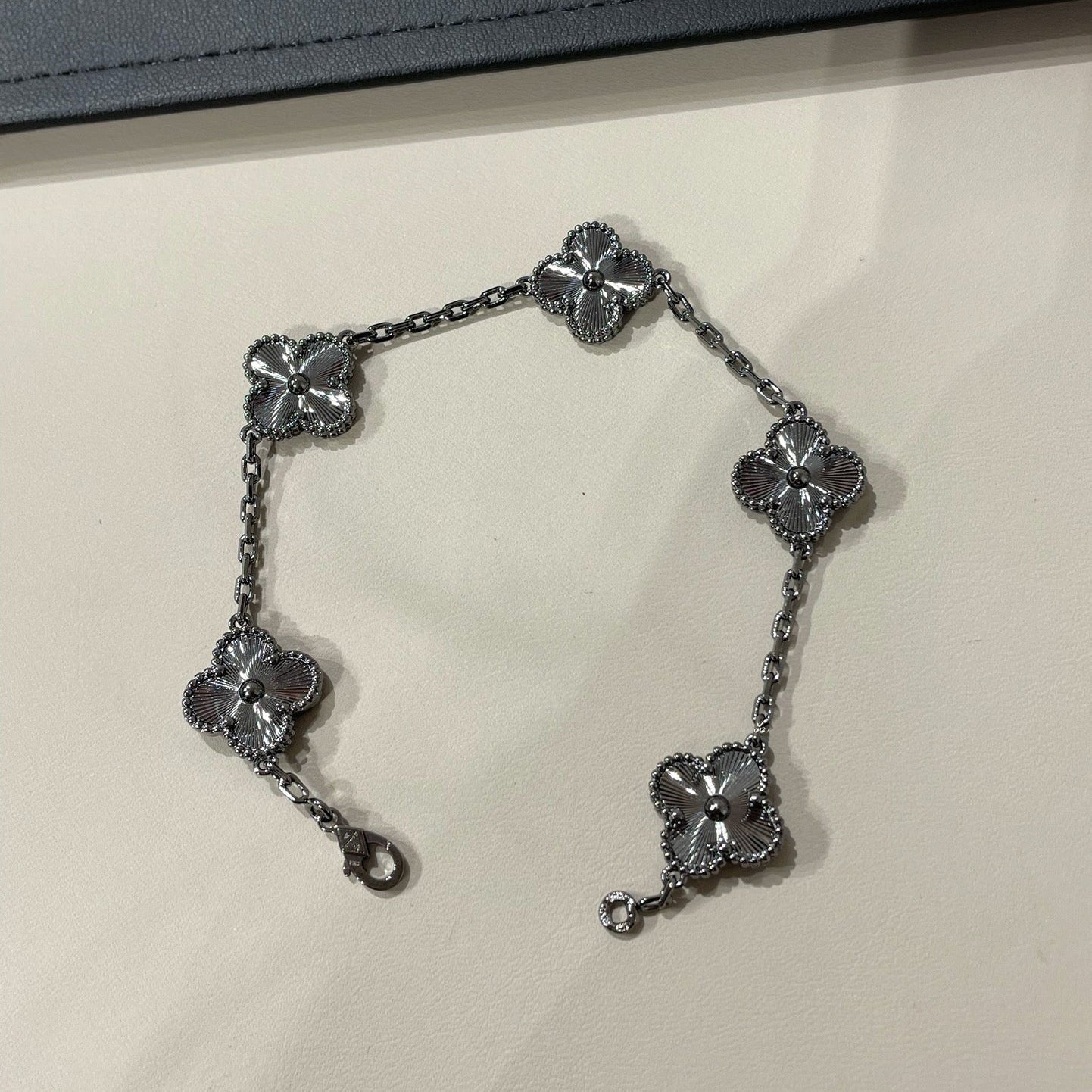 [Panda Jewelry]CLOVER 5 MOTIF BLACK BRACELET