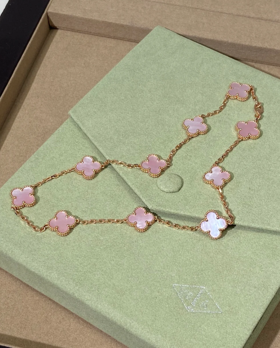 [Panda Jewelry Jewellery] Pink Necklace with Ten Clover Designs