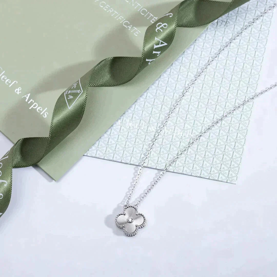 [Panda Jewelry]CLOVER  15MM DIAMOND LASER NECKLACE SILVER