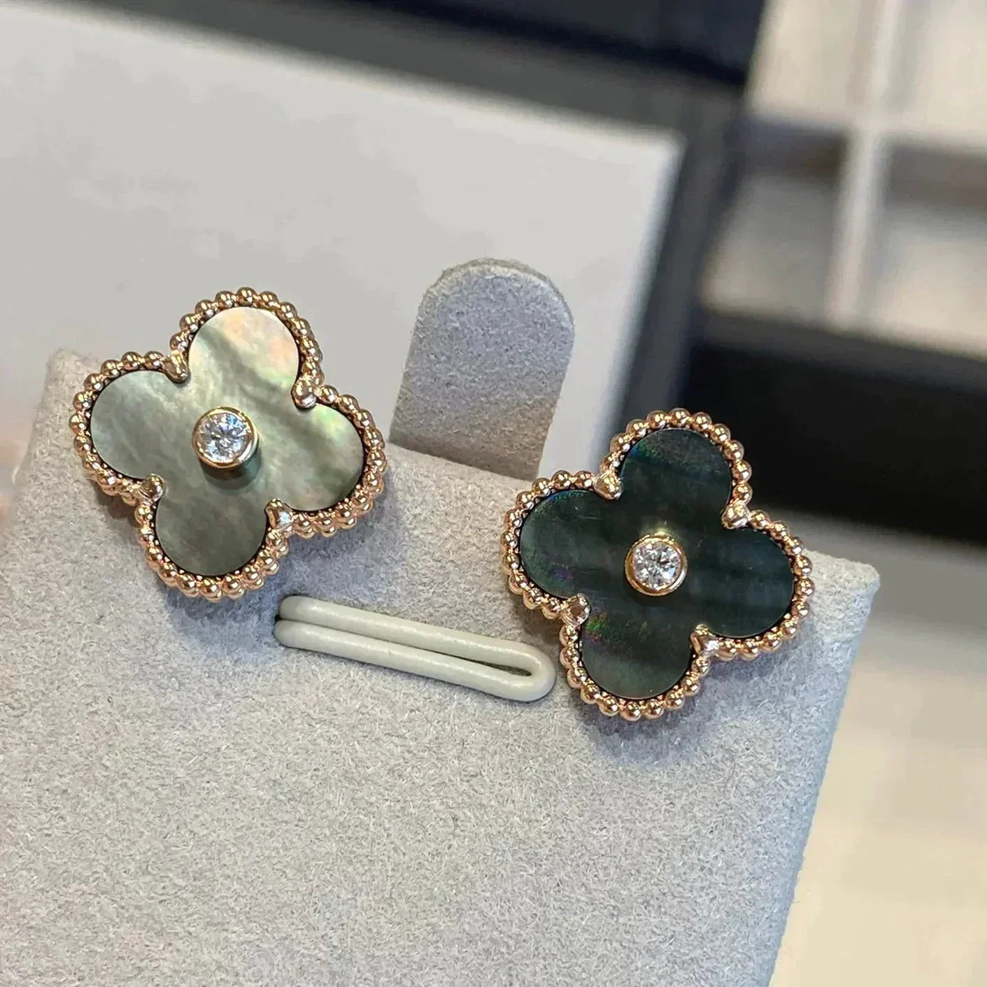 [Panda Jewelry]CLOVER MEDIUM 1 MOTIFS GRAY MOP  DIAMOND EARRINGS