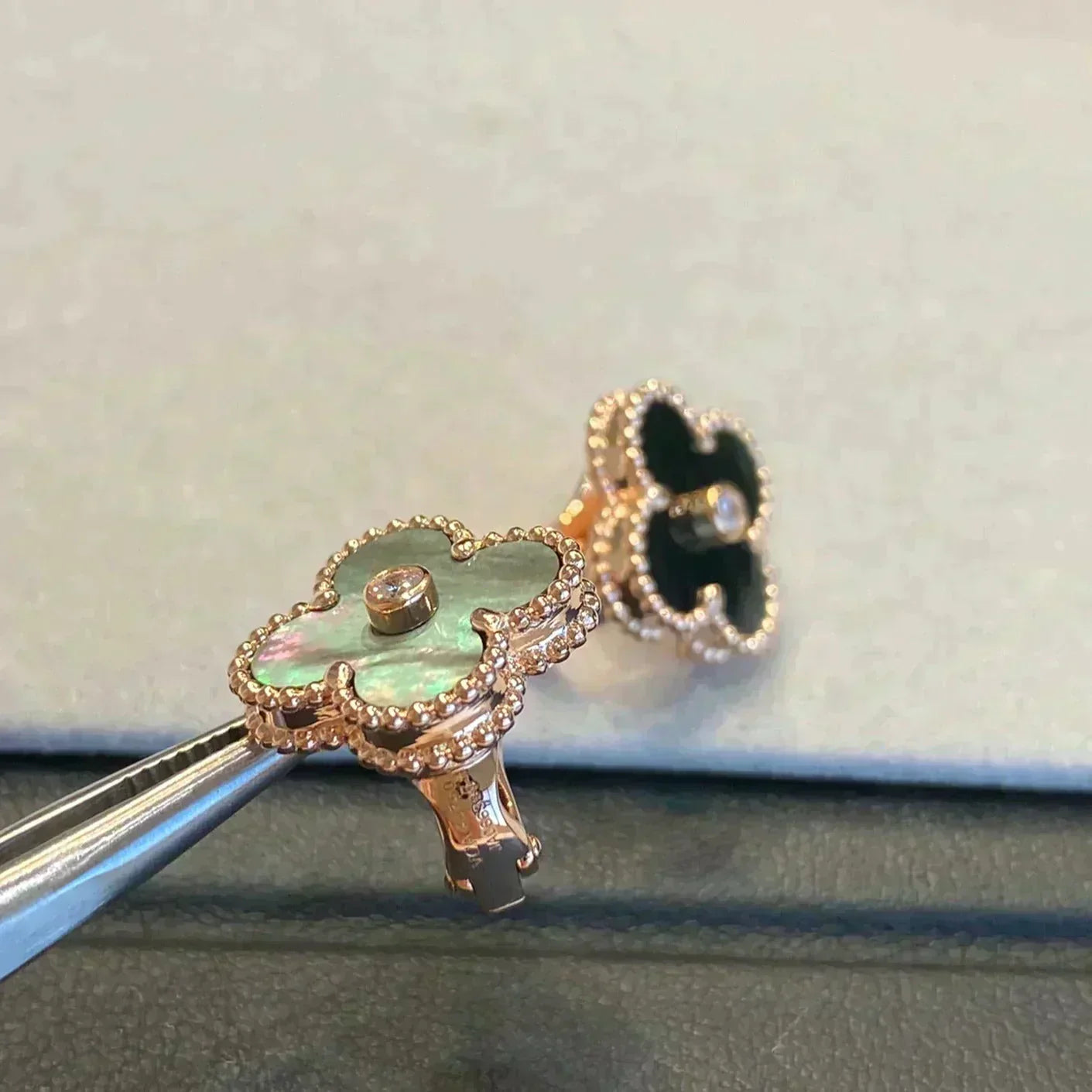 [Panda Jewelry]CLOVER MEDIUM 1 MOTIFS GRAY MOP  DIAMOND EARRINGS