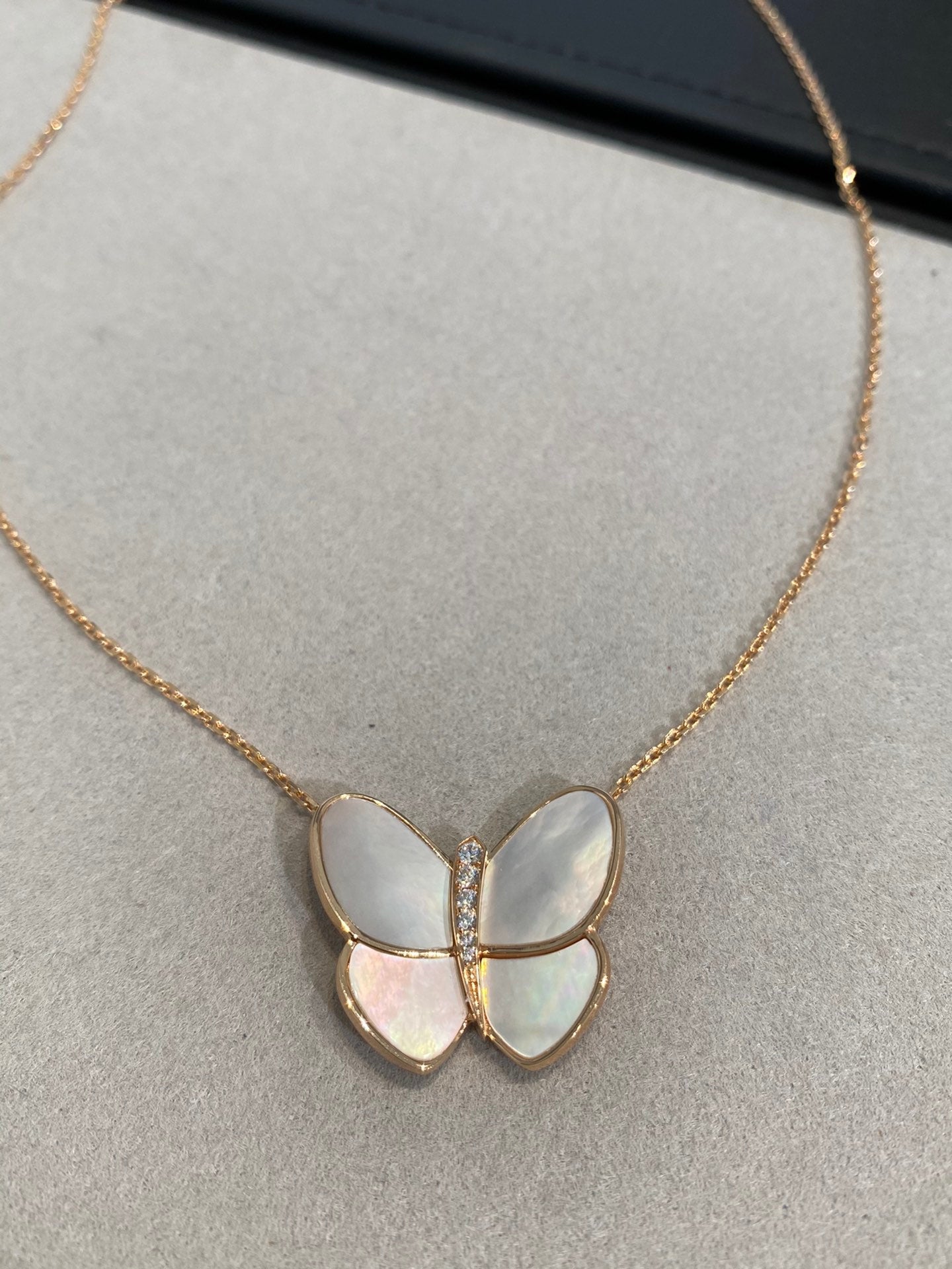 [Panda Jewelry]BUTTERFLY GOLD MOP DIAMOND NECKLACE