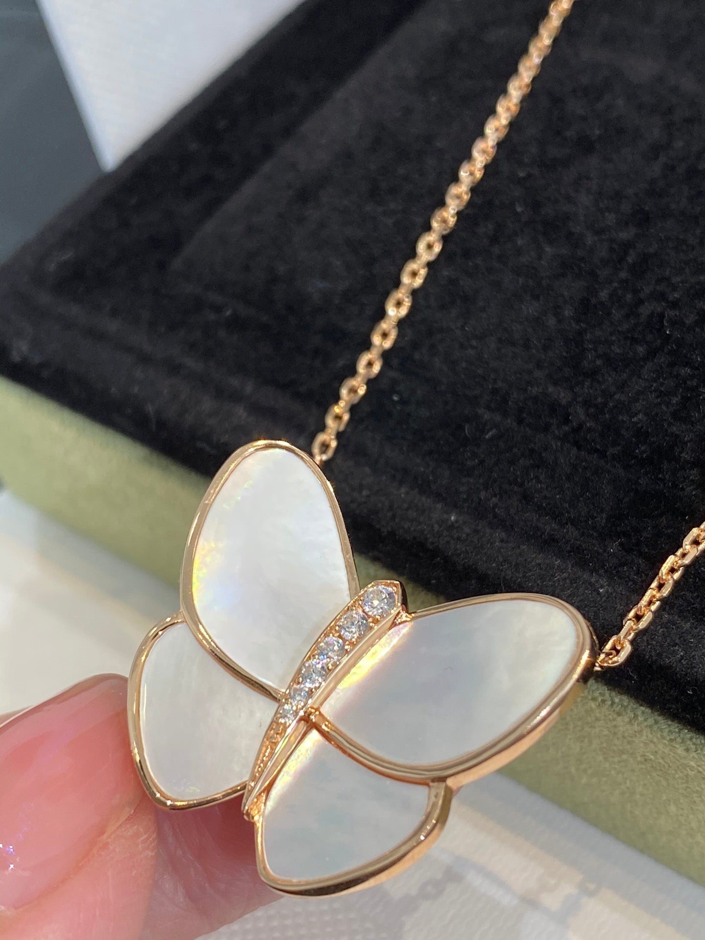 [Panda Jewelry]BUTTERFLY GOLD MOP DIAMOND NECKLACE