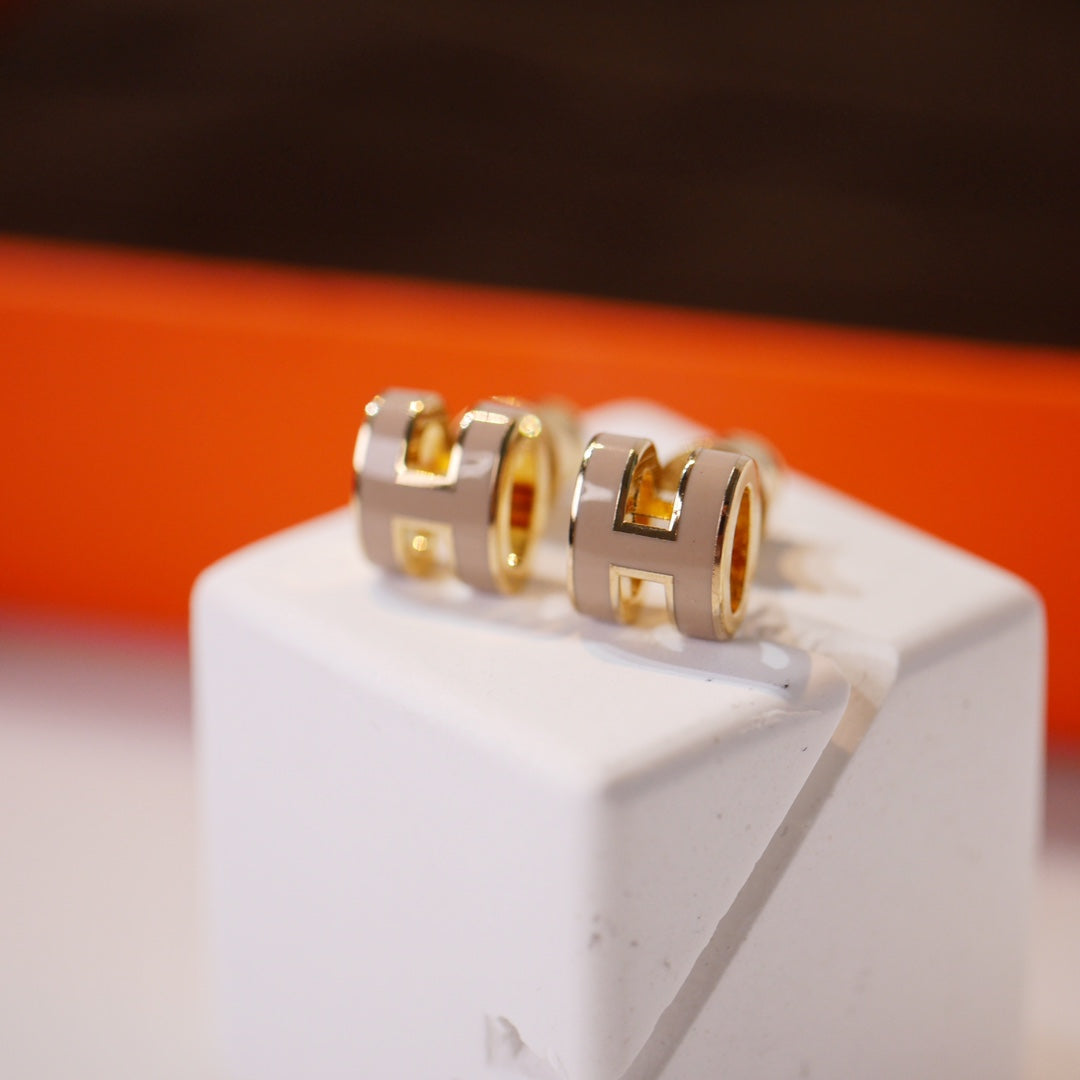 [Panda Jewelry]MINI POP H GOLD EARRINGS GREY
