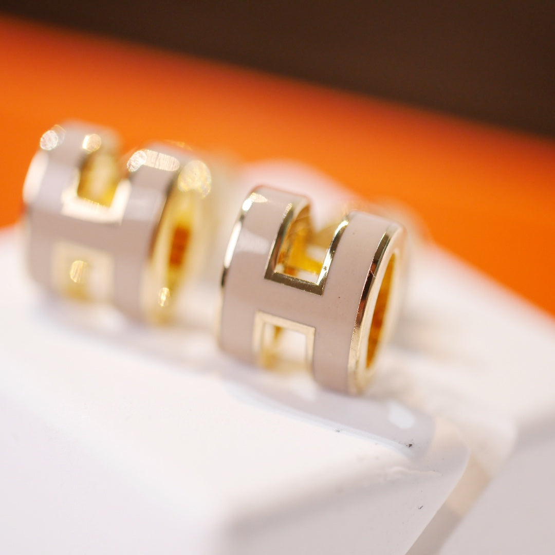 [Panda Jewelry]MINI POP H GOLD EARRINGS GREY