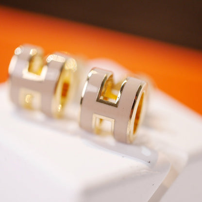 [Panda Jewelry]MINI POP H GOLD EARRINGS GREY