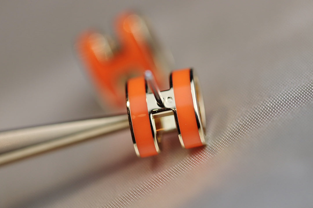 [Panda Jewelry]MINI POP H EARRINGS ORANGE
