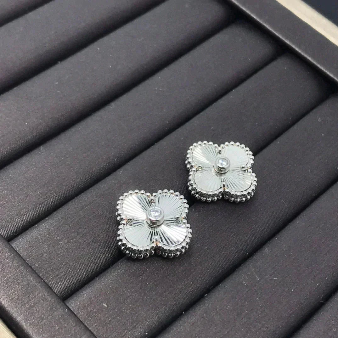 [Panda Jewelry]CLOVER MINI 9.5MM LASER EARRINGS