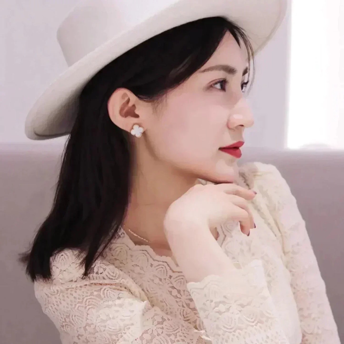 [Panda Jewelry]CLOVER MEDIUM 1 MOTIFS  WHITE MOP STUD EARRINGS