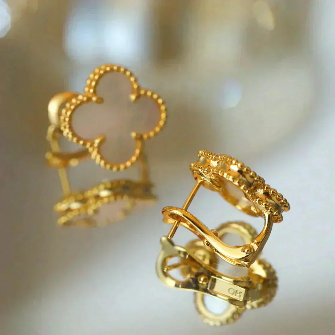 [Panda Jewelry]CLOVER MEDIUM 1 MOTIFS  WHITE MOP STUD EARRINGS