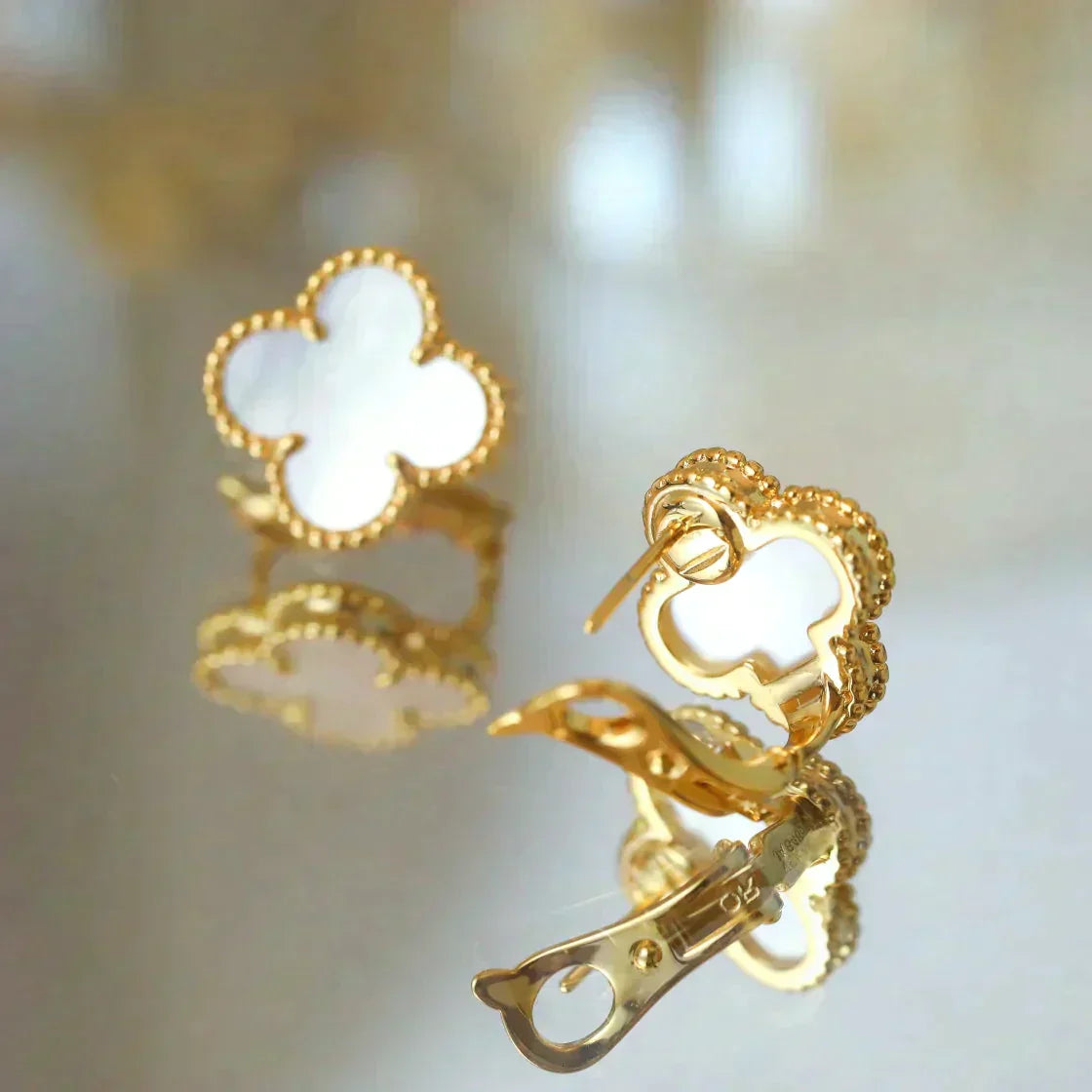 [Panda Jewelry]CLOVER MEDIUM 1 MOTIFS  WHITE MOP STUD EARRINGS