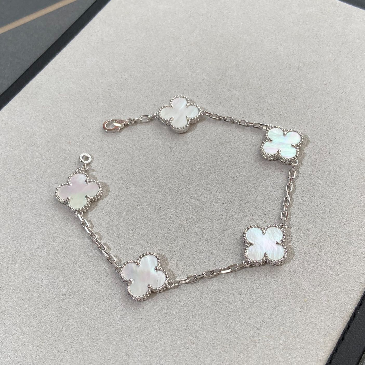 [Panda Jewelry]CLOVER WHITE PEARL MOP 5 MOTIF BRACELET COLLECTION