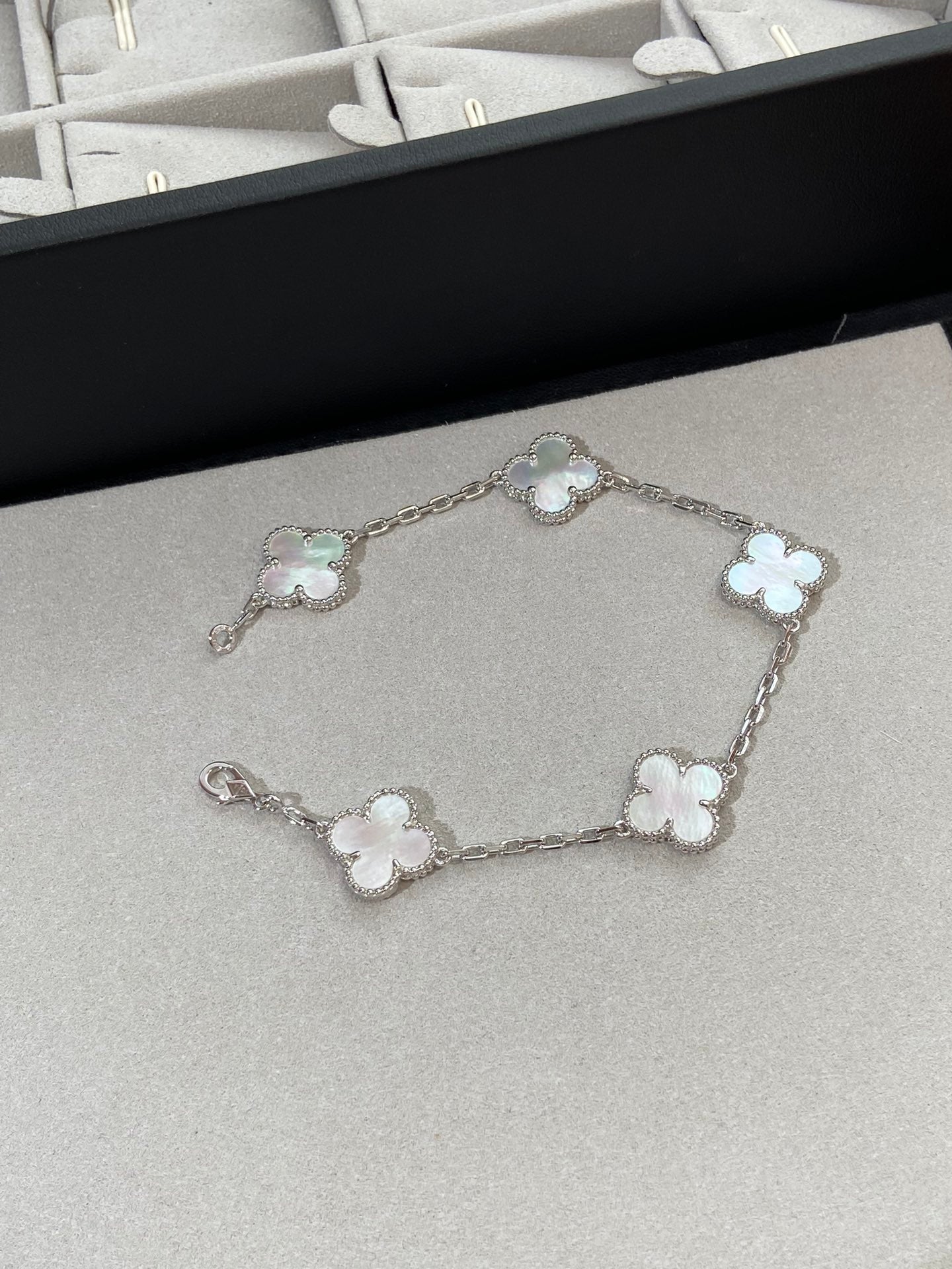 [Panda Jewelry]CLOVER WHITE PEARL MOP 5 MOTIF BRACELET COLLECTION
