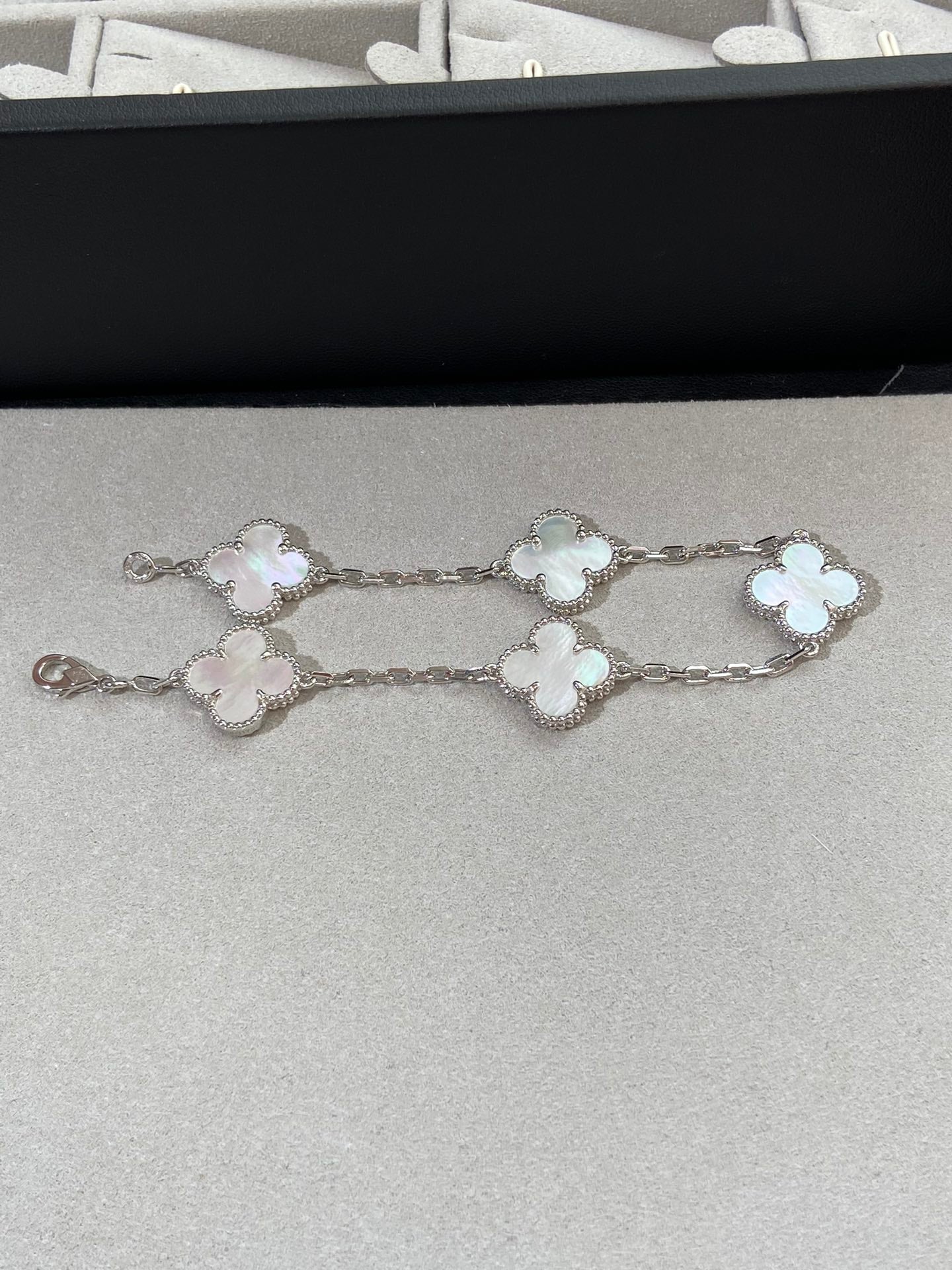 [Panda Jewelry]CLOVER WHITE PEARL MOP 5 MOTIF BRACELET COLLECTION