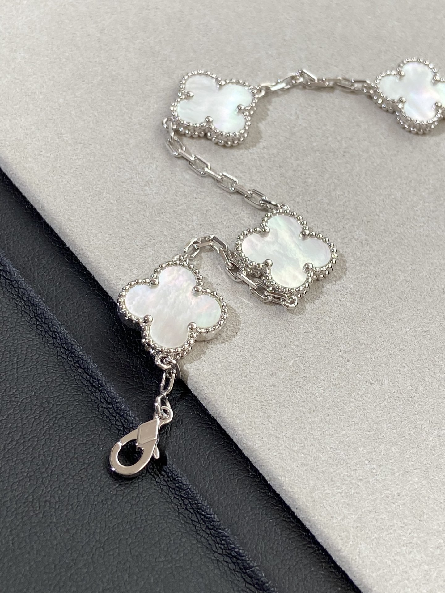 [Panda Jewelry]CLOVER WHITE PEARL MOP 5 MOTIF BRACELET COLLECTION