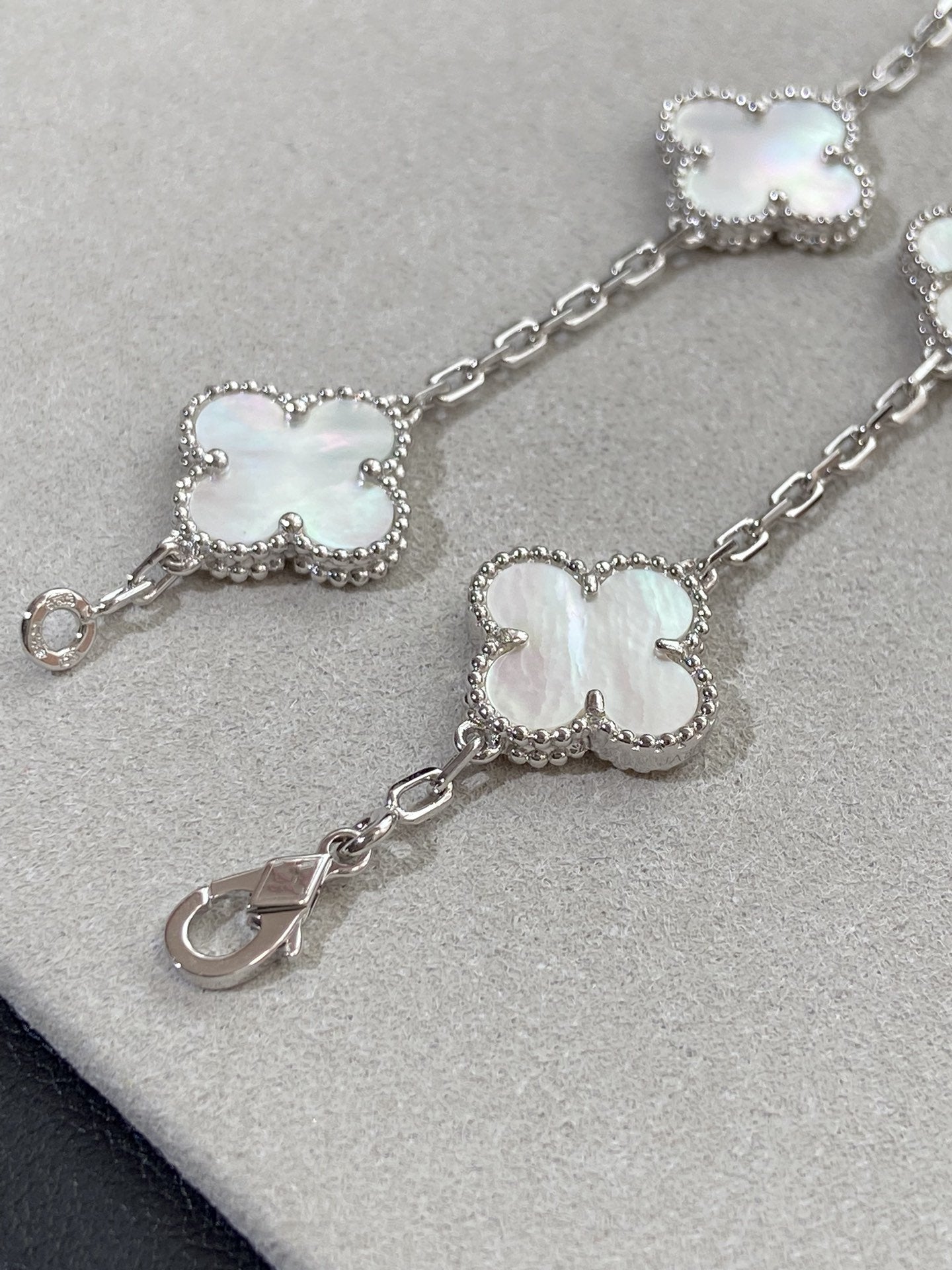[Panda Jewelry]CLOVER WHITE PEARL MOP 5 MOTIF BRACELET COLLECTION