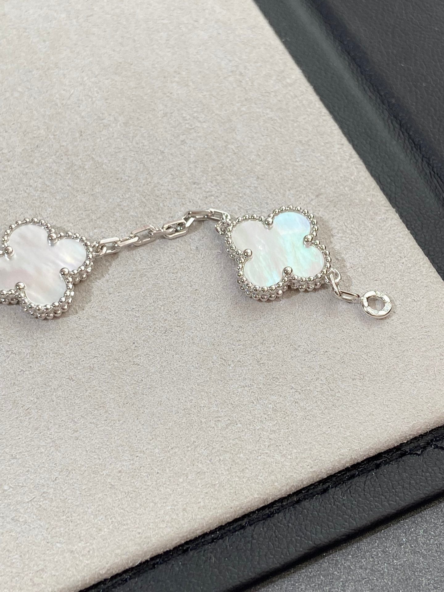 [Panda Jewelry]CLOVER WHITE PEARL MOP 5 MOTIF BRACELET COLLECTION