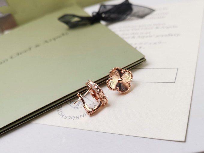 [Panda Jewelry]CLOVER MEDIUM STUD EARRINGS