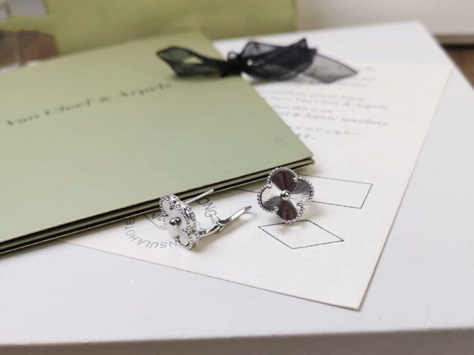 [Panda Jewelry]CLOVER MEDIUM STUD EARRINGS