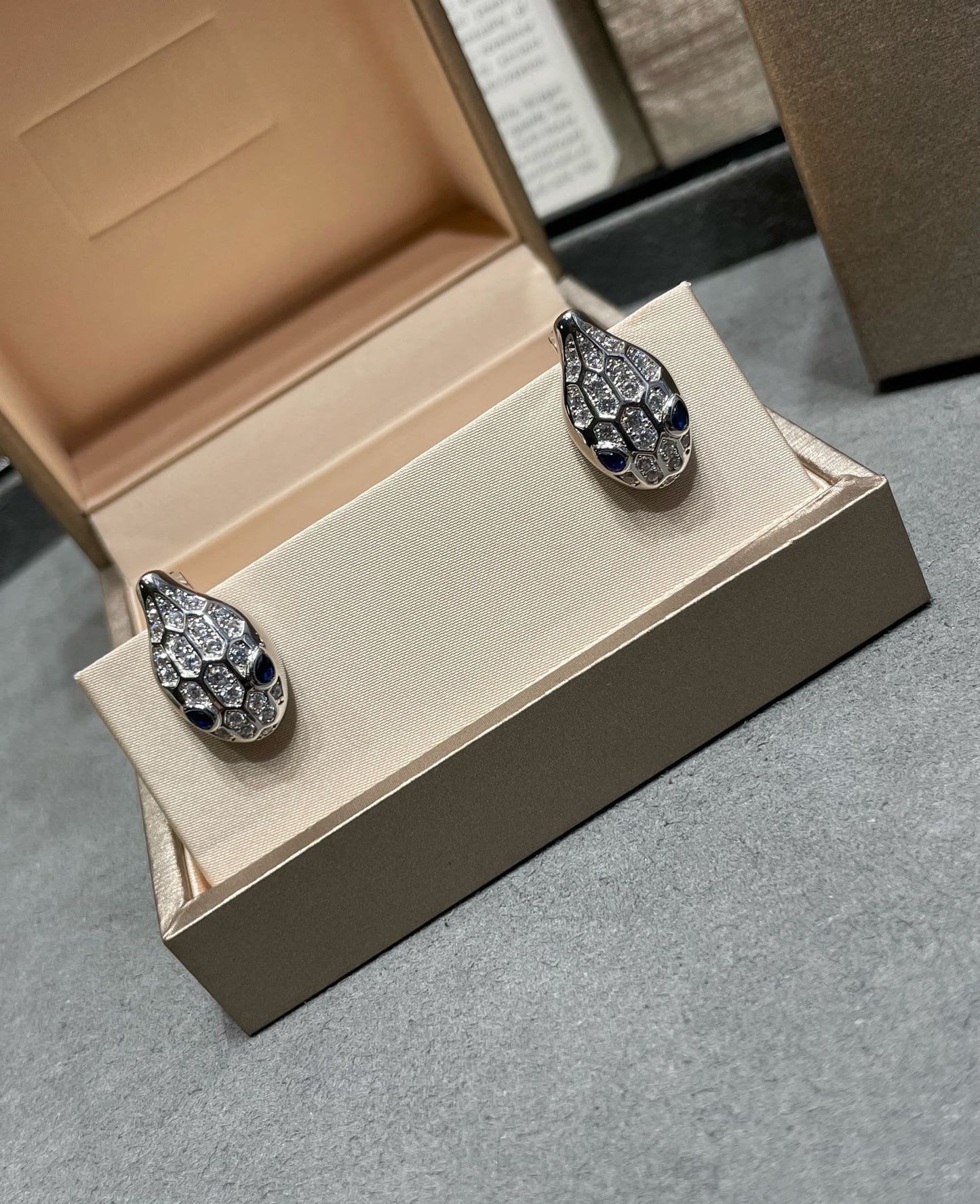 [Panda Jewelry]SERPENT DIAMOND STUD EARRINGS