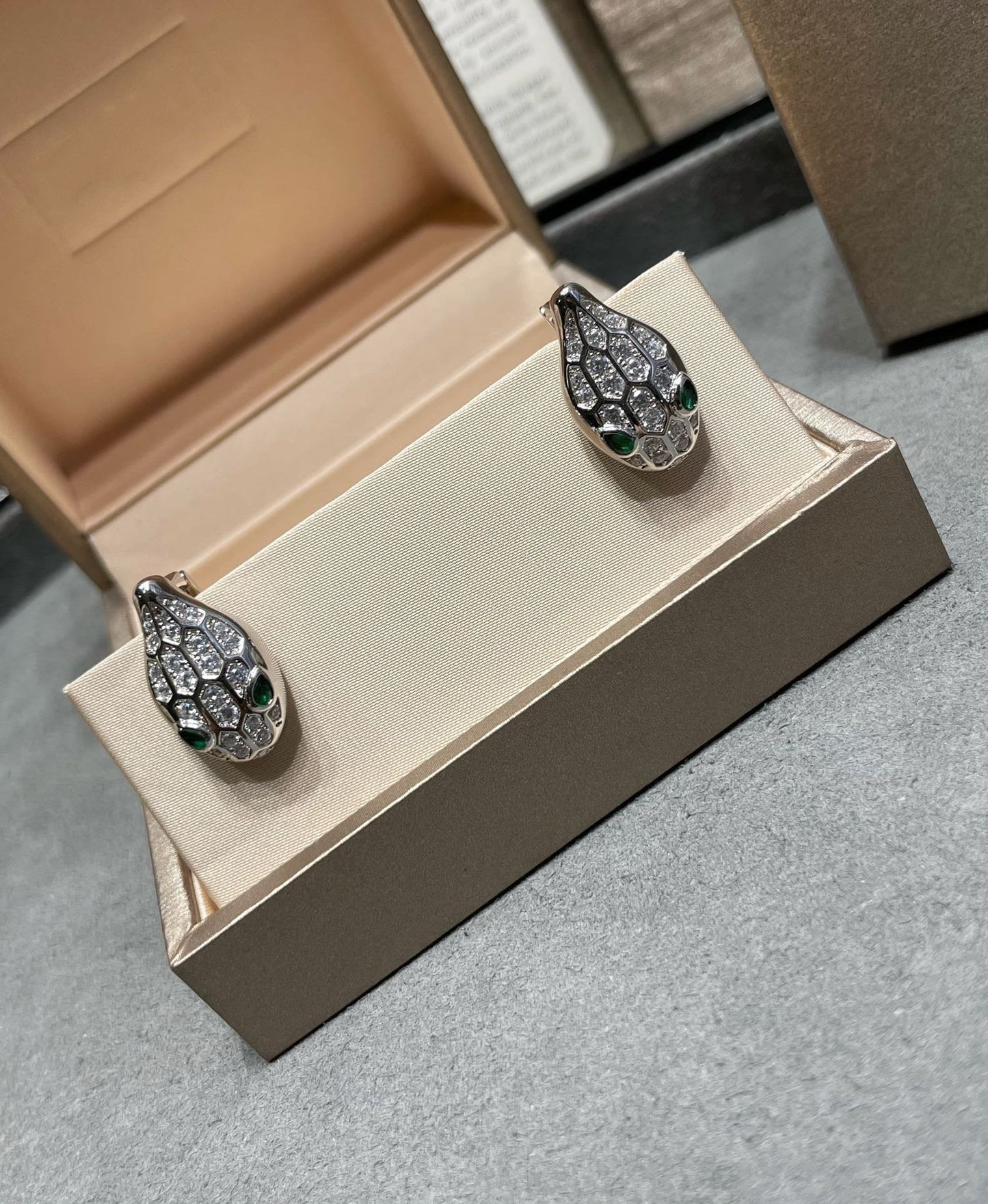 [Panda Jewelry]SERPENT DIAMOND STUD EARRINGS