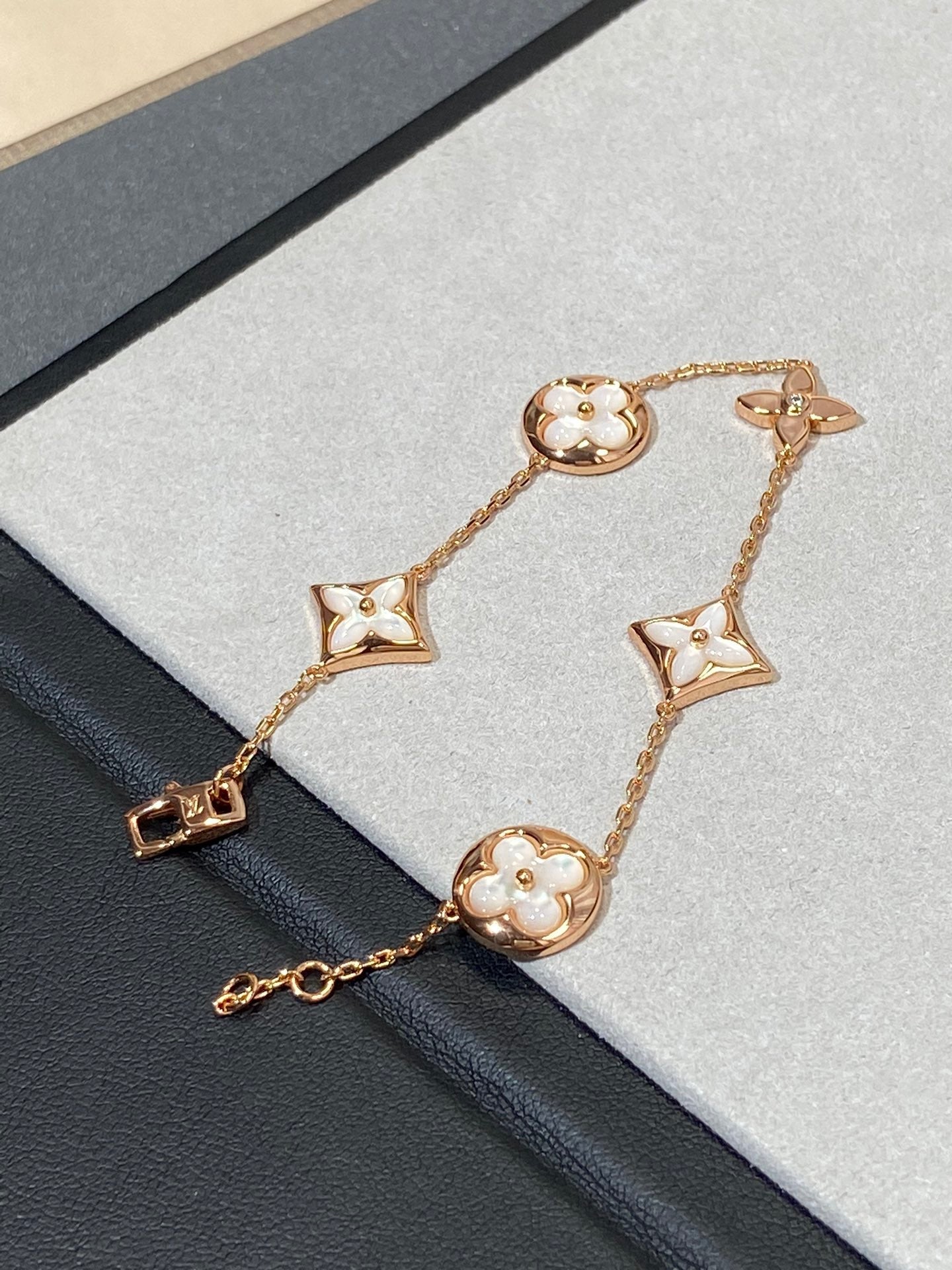 [Panda Jewelry]STAR AND SUN 5 MOTIF MOP PINK GOLD BRACELET