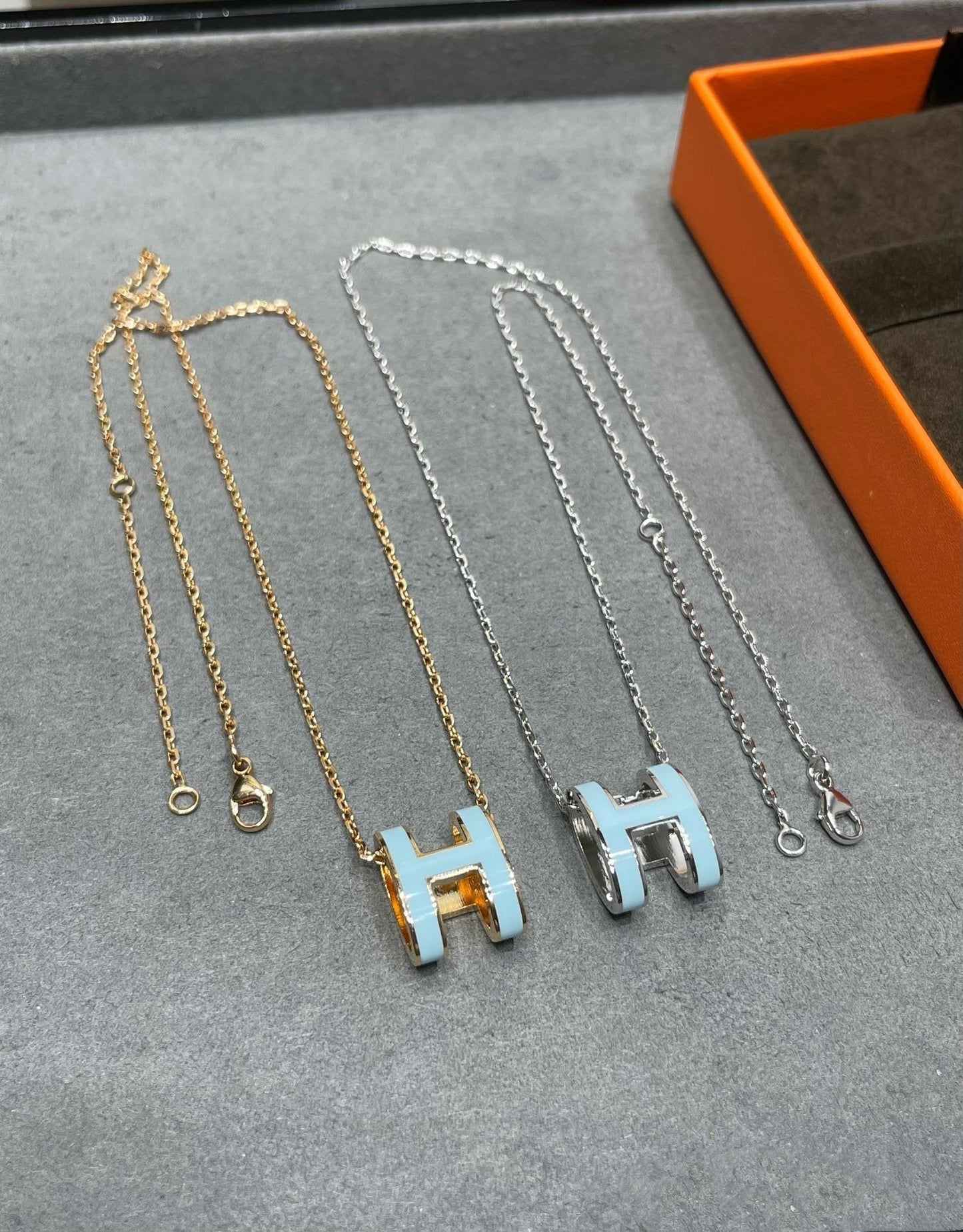 [Panda Jewelry]POP H SKY BLUE NECKLACE