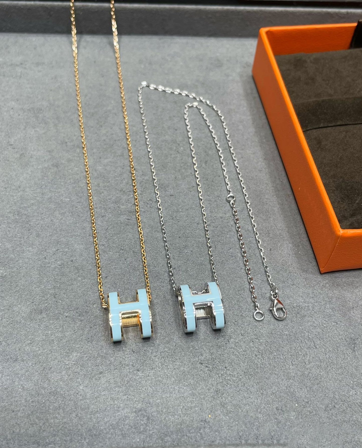 [Panda Jewelry]POP H SKY BLUE NECKLACE
