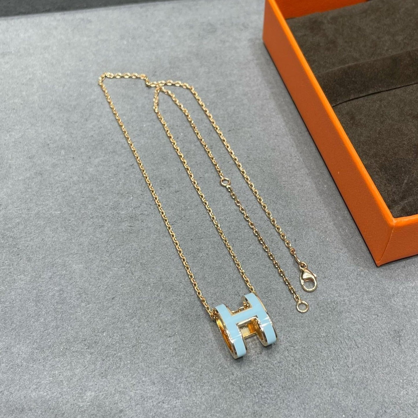[Panda Jewelry]POP H SKY BLUE NECKLACE