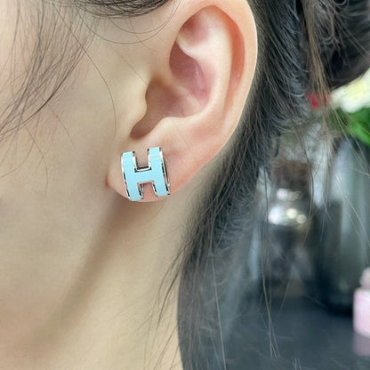 [Panda Jewelry]POP H SKY BLUE STUD EARRINGS