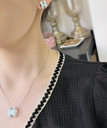 [Panda Jewelry]POP H SKY BLUE STUD EARRINGS