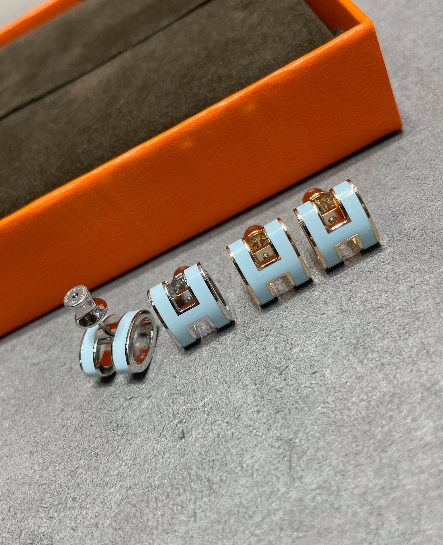 [Panda Jewelry]POP H SKY BLUE STUD EARRINGS