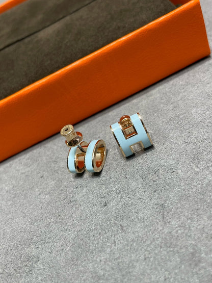 [Panda Jewelry]POP H SKY BLUE STUD EARRINGS