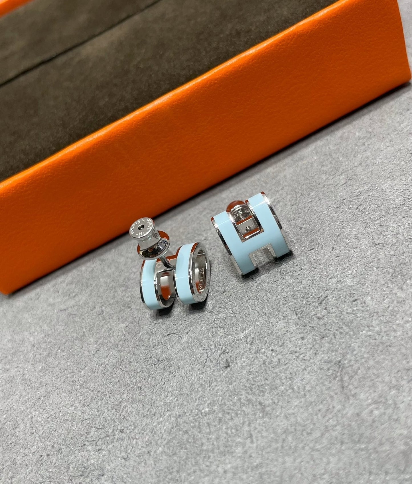 [Panda Jewelry]POP H SKY BLUE STUD EARRINGS