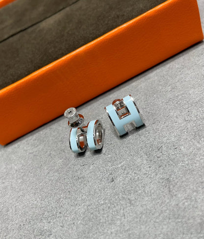 [Panda Jewelry]POP H SKY BLUE STUD EARRINGS