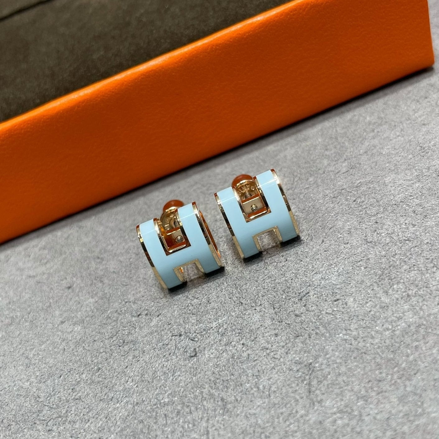 [Panda Jewelry]POP H SKY BLUE STUD EARRINGS
