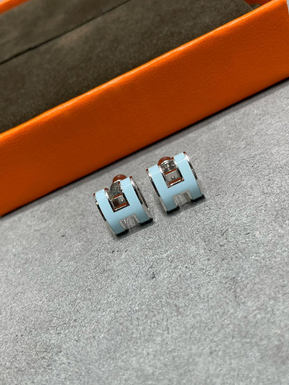 [Panda Jewelry]POP H SKY BLUE STUD EARRINGS