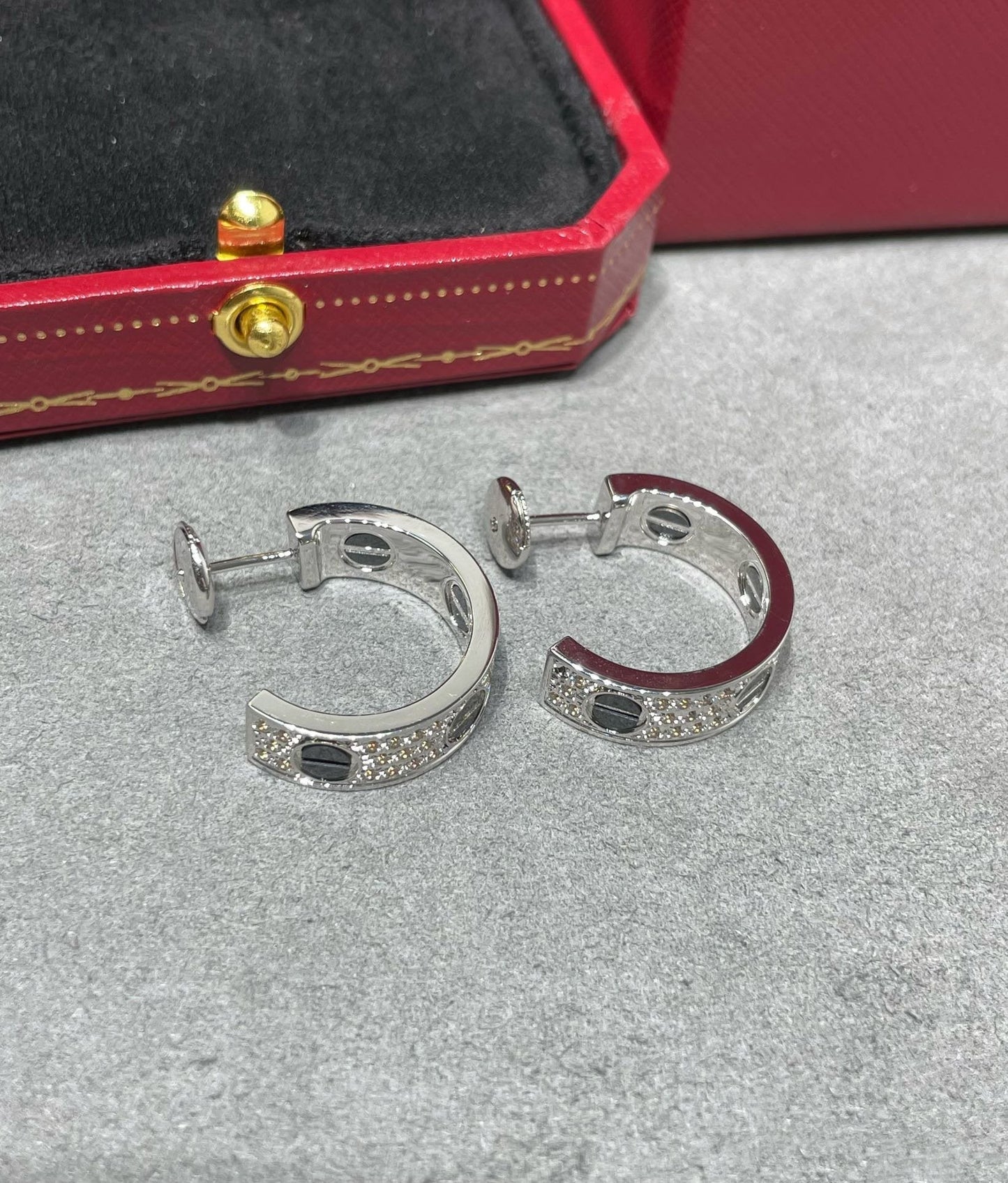 [Panda Jewelry]LOVE CERAMIC DIAMOND PAVED SILVER EARRINGS
