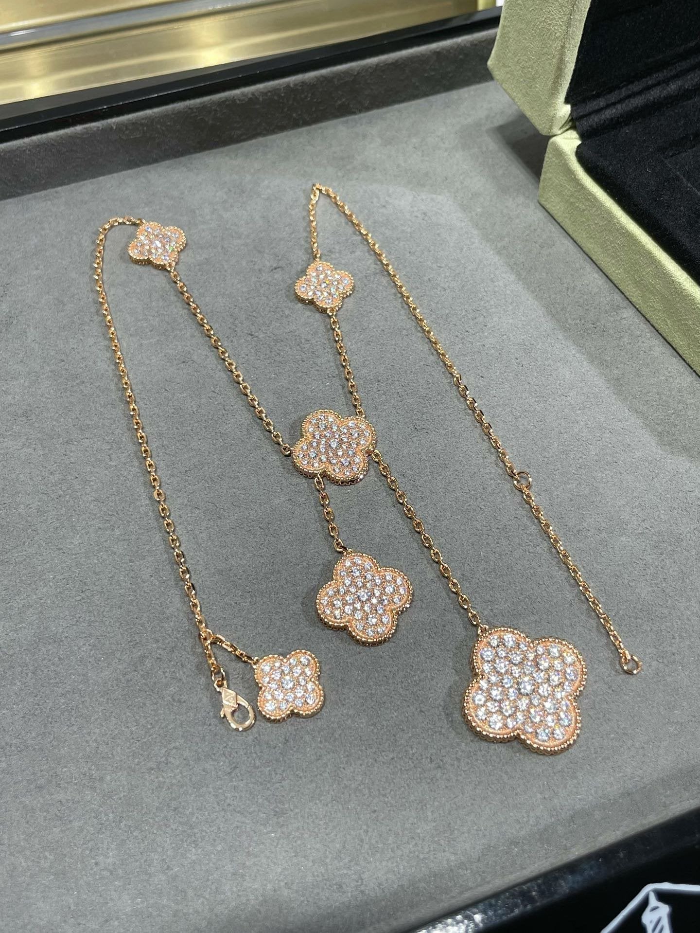 [Panda Jewelry]CLOVER 6 MOTIF DIAMOND PAVED NECKLACE