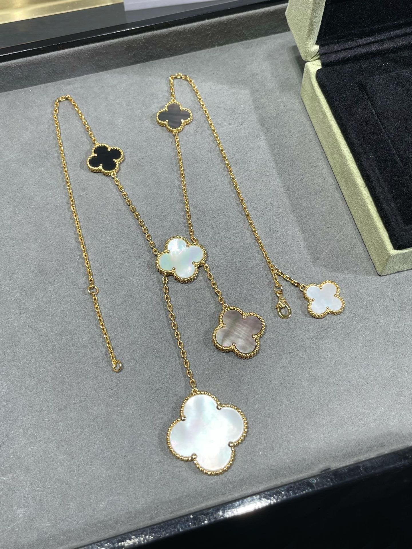 [Panda Jewelry]CLOVER 6 MOTIF MOP ONYX GOLD NECKLACE
