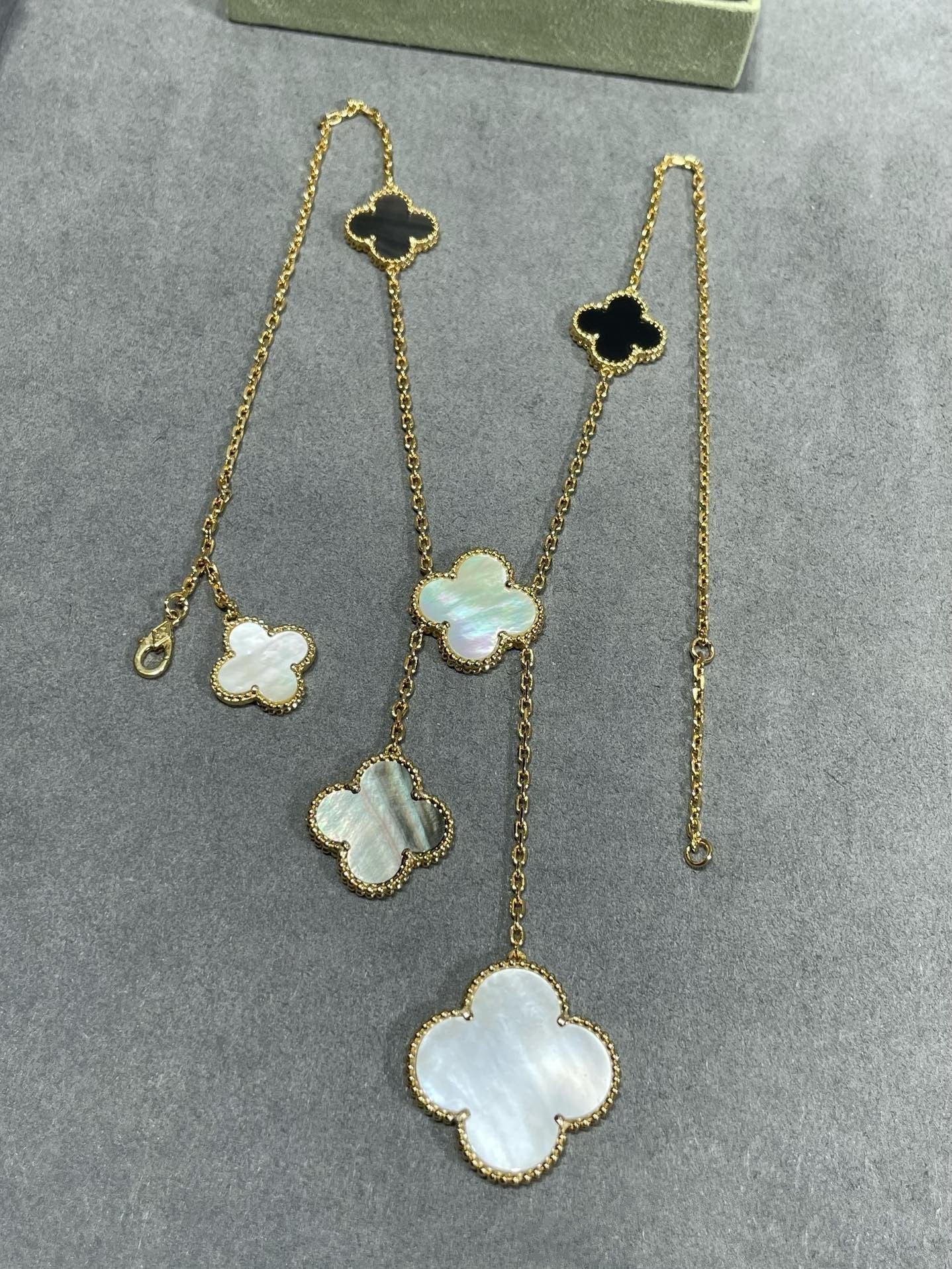 [Panda Jewelry]CLOVER 6 MOTIF MOP ONYX GOLD NECKLACE
