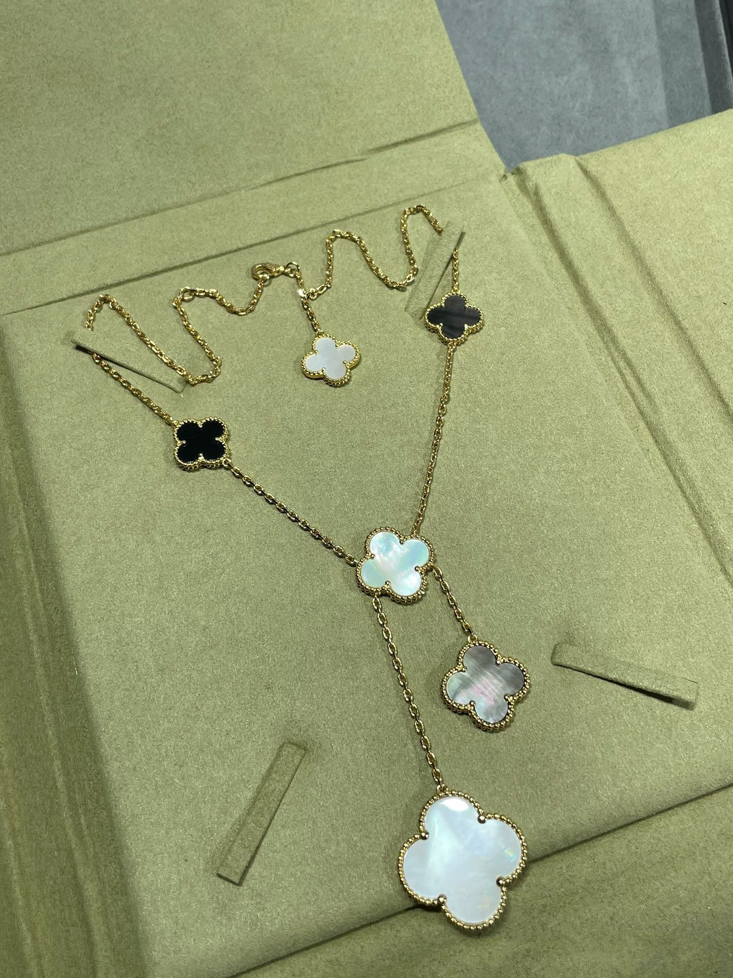 [Panda Jewelry]CLOVER 6 MOTIF MOP ONYX GOLD NECKLACE