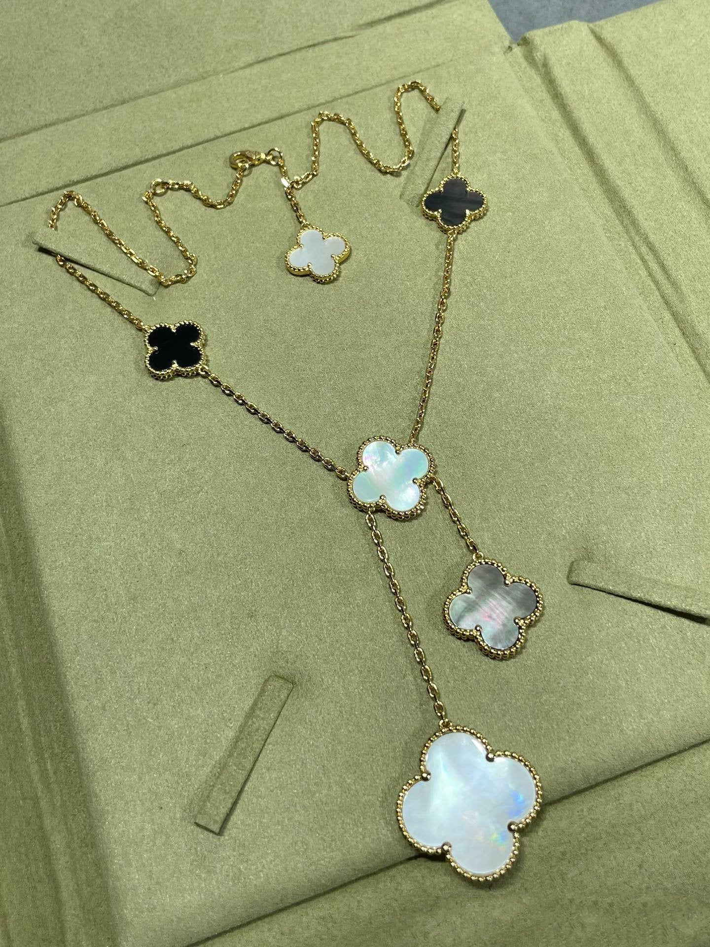 [Panda Jewelry]CLOVER 6 MOTIF MOP ONYX GOLD NECKLACE