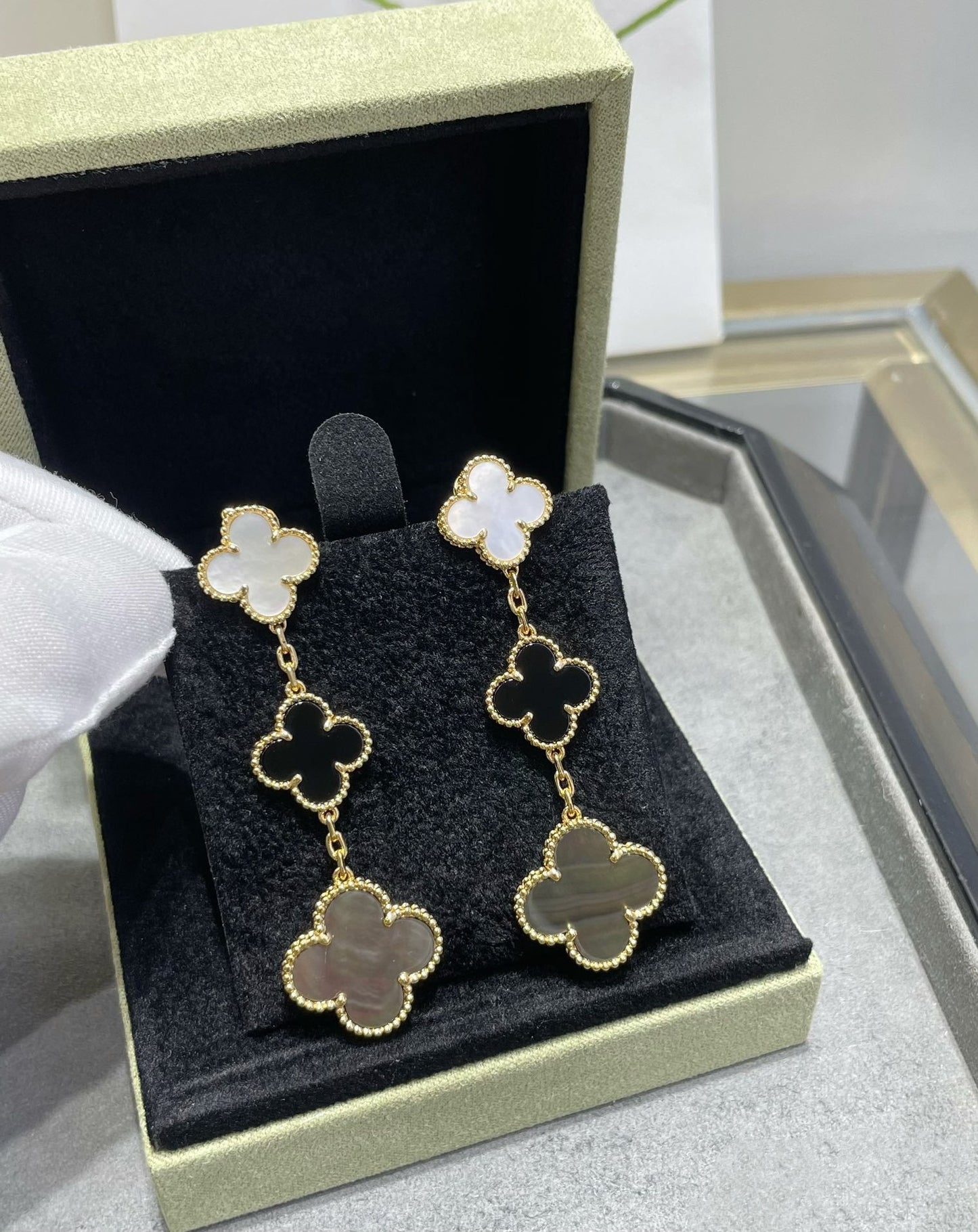 [Panda Jewelry]CLOVER 3 MOTIF MOP ONYX DARK MOP PINK GOLD EARRINGS