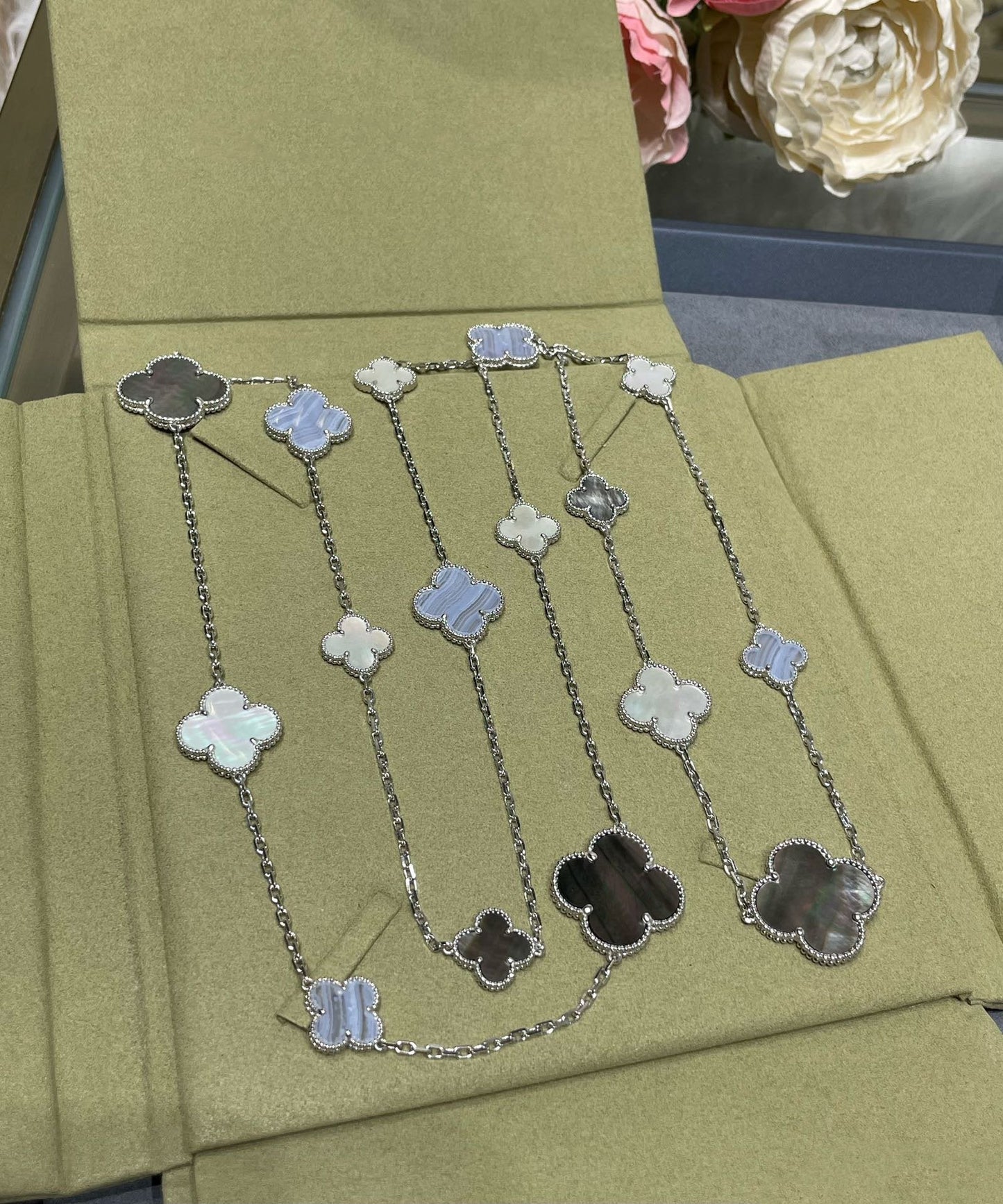 [Panda Jewelry]CLOVER 16 MOTIF CHALCEDONY MOP SILVER NECKLACE