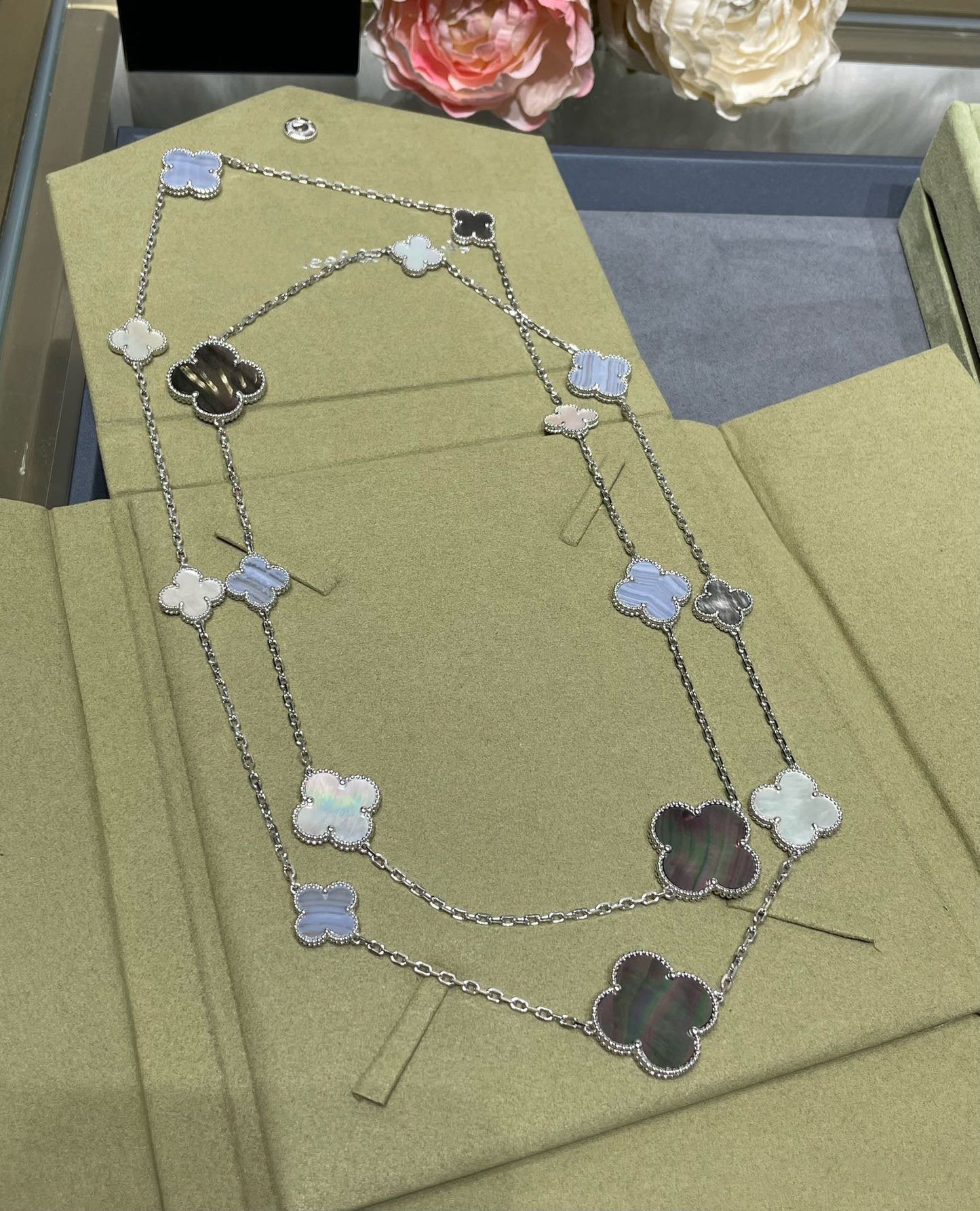 [Panda Jewelry]CLOVER 16 MOTIF CHALCEDONY MOP SILVER NECKLACE