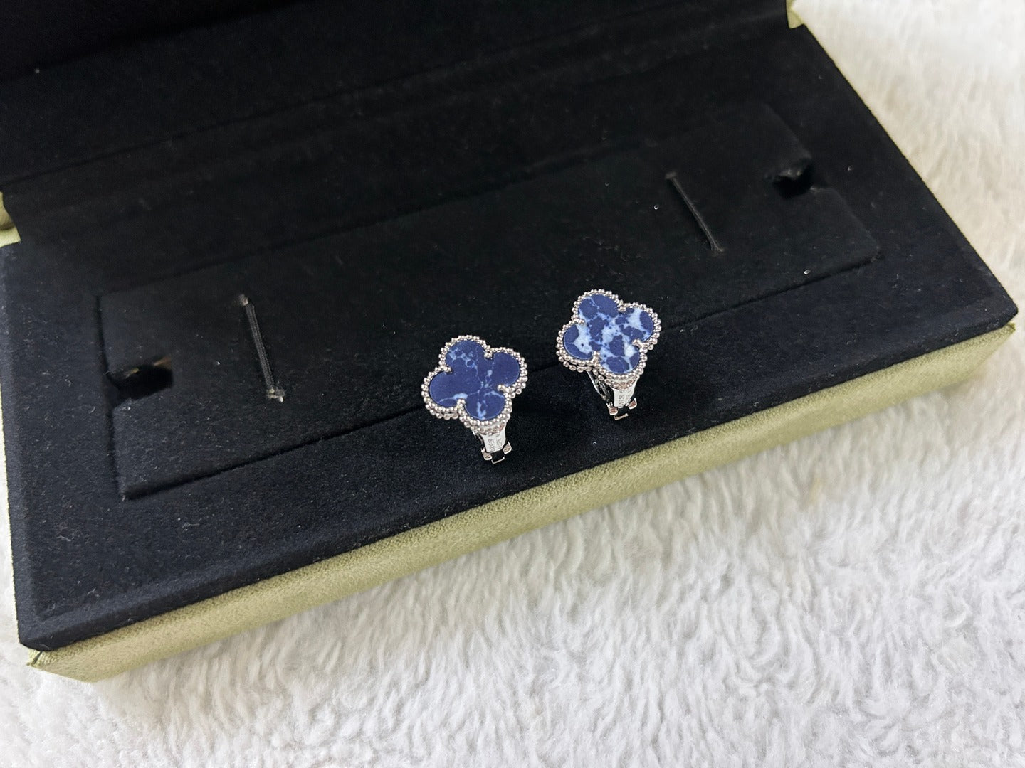 [Panda Jewelry]CLOVER PIETERSITE MEDIUM STUD EARRINGS