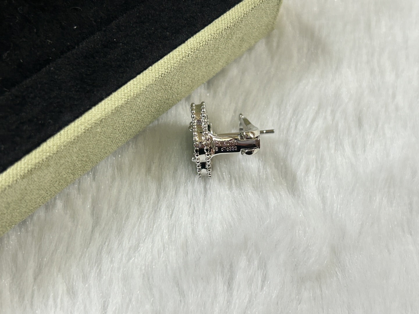 [Panda Jewelry]CLOVER PIETERSITE MEDIUM STUD EARRINGS