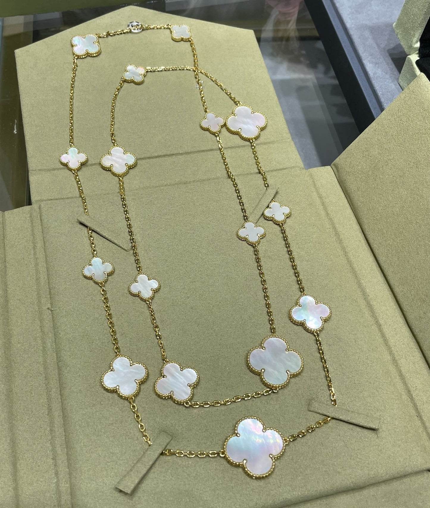[Panda Jewelry]CLOVER 16 MOTIF WHITE MOP GOLD NECKLACE