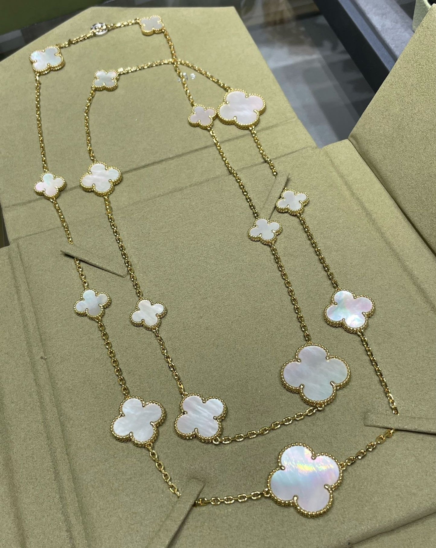 [Panda Jewelry]CLOVER 16 MOTIF WHITE MOP GOLD NECKLACE